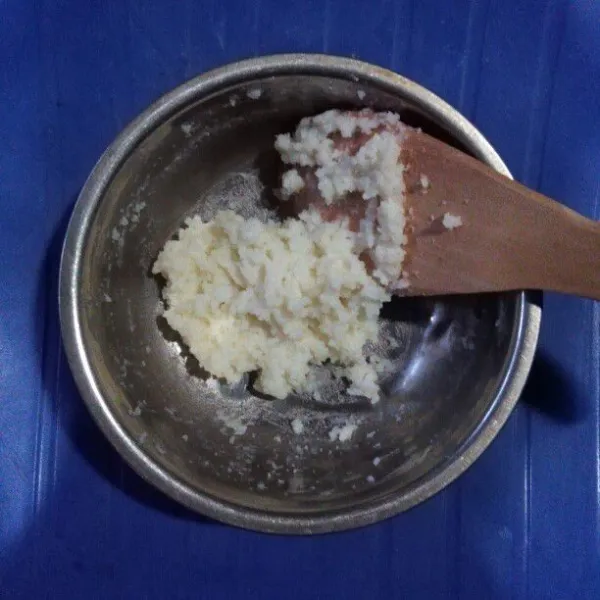 Lumatkan nasi hingga halus.