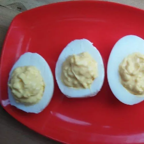 Ambil satu sendok adonan kuning telur. Letakkan di atas putih telur.
