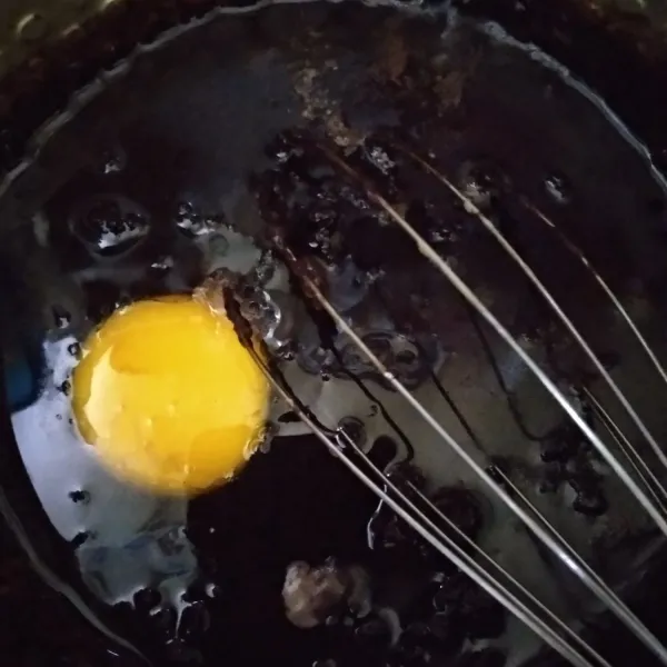 Matikan api, lalu masukkan satu butir telur dan aduk hingga rata.