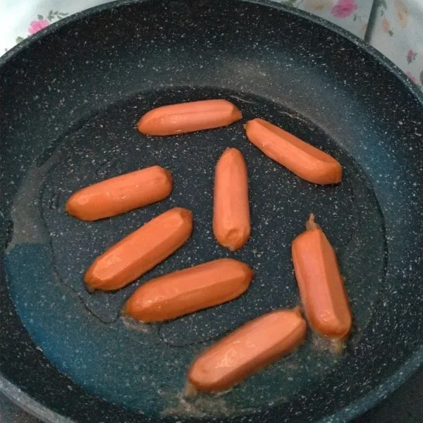 Goreng sosis di pan sampai matang .