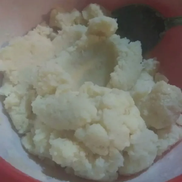 Haluskan kentang lalu beri sisa merica, margarin, dan susu. Aduk rata, jika sudah dingin beri separuh dari telur kocok, aduk rata kembali.