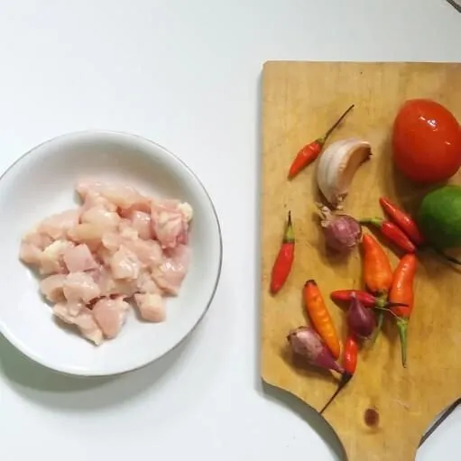 Siapkan bahan-bahan yang akan dimasak.