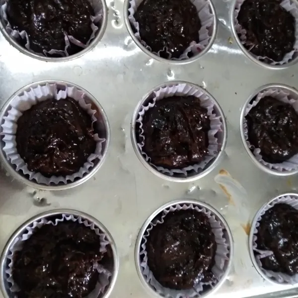 Tuang adonan ke dalam cup muffin.