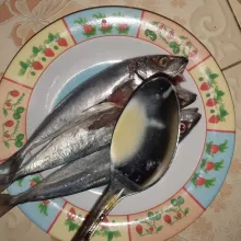 Bersihkan ikan dan lumuri dengan air lemon dan garam.