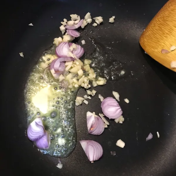 Tumis mentega, masukkan bawang putih dan bawang merah hingga harum.