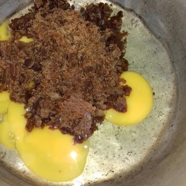 Campur gula merah dan telur, aduk rata kemudian masukkan SP.