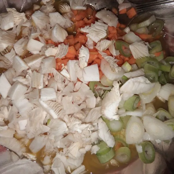 Campur jamur, wortel, daun bawang, dan telur lalu ratakan.