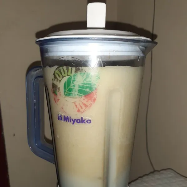 Beri sedikit air lalu blender nanas hingga halus.