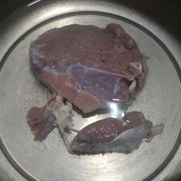 Rebus daging sapi hingga empuk, gunakan panci presto bila perlu.
