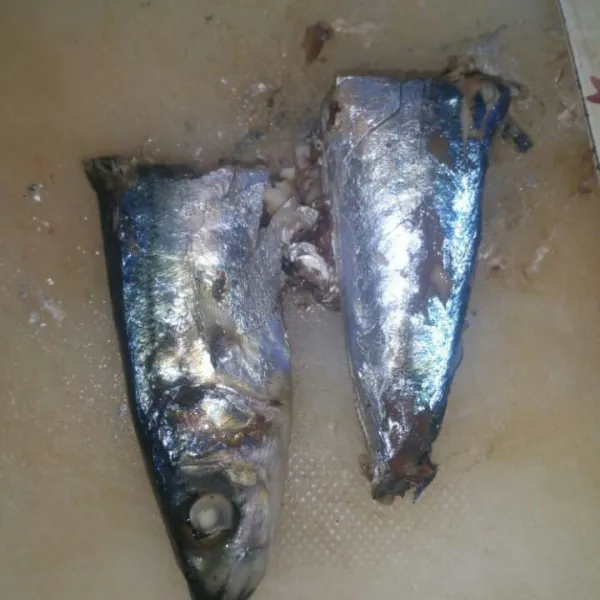 Bersihkan ikan, potong menjadi beberapa bagian.