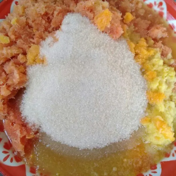 Masukkan gula pasir ke dalam parutan nanas dan pepaya.