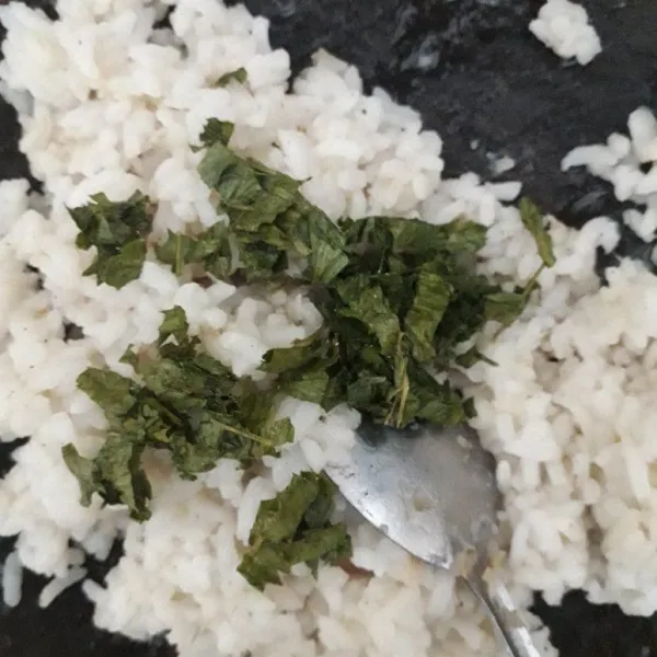 Tambahkan daun seledri yang sudah diiris ke dalam campuran nasi dan bumbu halus.