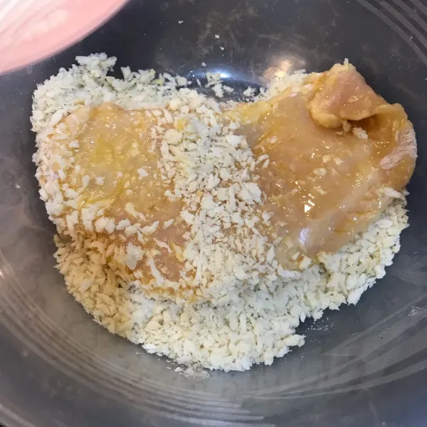 Kemudian balurkan ke tepung panir.