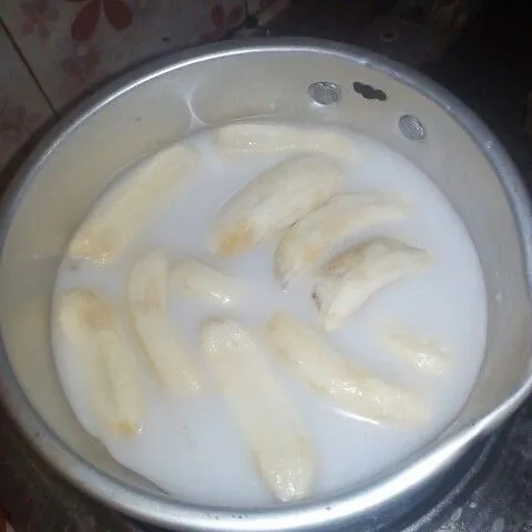 Masukkan pisang ke dalam santan encer yang telah mendidih, lalu tunggu sampai matang.