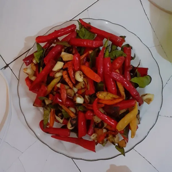 Sangrai semua bumbu kecuali gula merah.