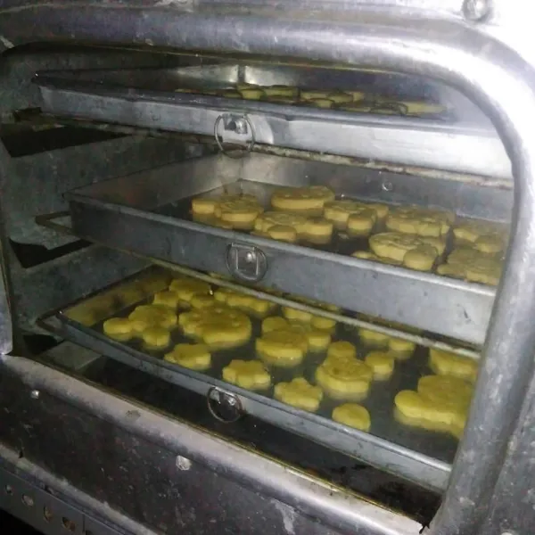 Panggang atau oven adonan hingga kuning kecoklatan dan matang, suhu dan waktu sesuaikan oven masing-masing. Panaskan oven 10 menit sebelumnya.
