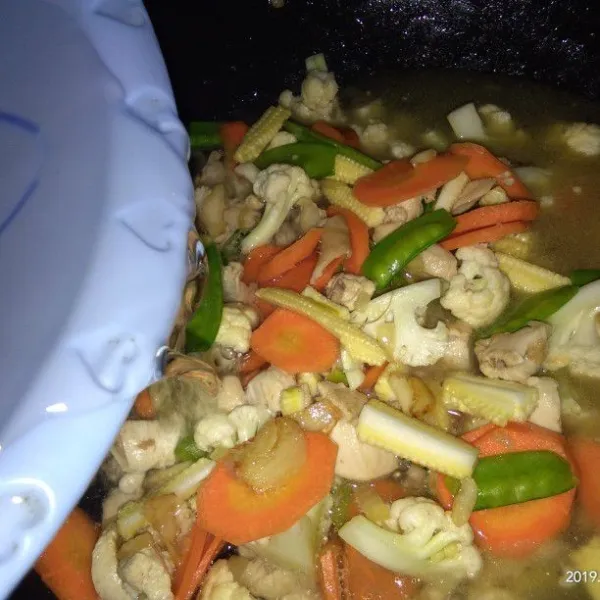 Tambahkan air, masak sampai mendidih dan sayuran matang.