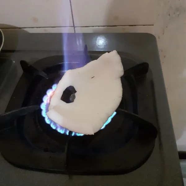 Panaskan lagi kompor, panggang kelapa hingga harum.