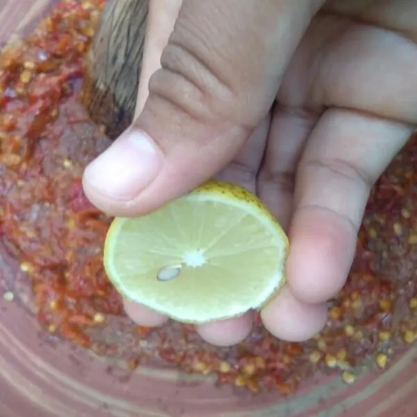 Tambahkan air jeruk nipis, lalu aduk rata.