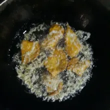Panaskan minyak, goreng telur sanpai mulai kuning keemasan. Masukkan dan goreng sisa adonan basah. Masak sampai matang, angkat  dan tiriskan.