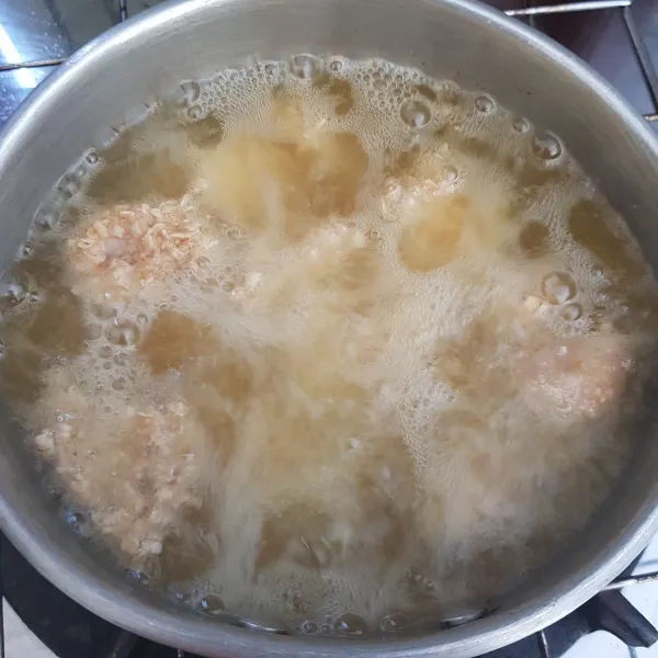 Siapkan penggorengan, masukkan minyak goreng agak banyak, panaskan. Setelah minyak panas, goreng ayam hingga kuning keemasan.
