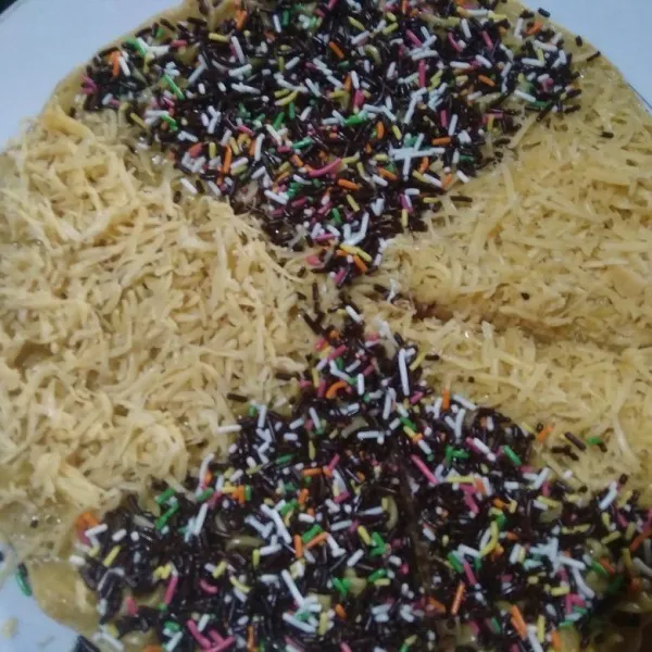 Angkat adonan yang telah matang, beri krim kental manis lalu taburi dengan meises dan keju. Potong-potong seperti bentuk pizza atau sesuai selera, kemudian siap disajikan.