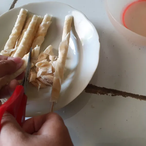 Potong serong kulit lumpia menggunakan gunting atau pisau.