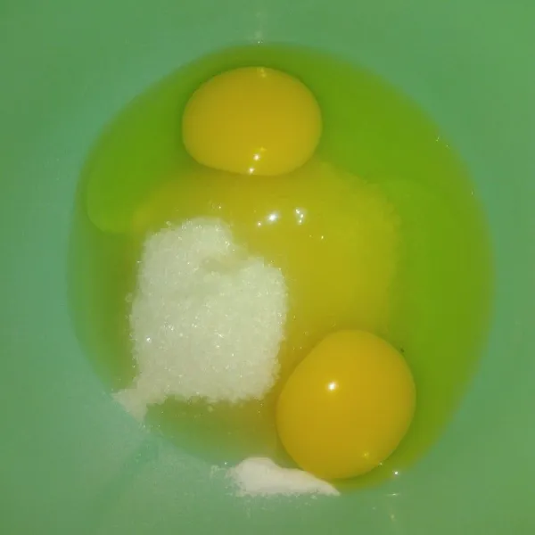 Kocok telur dan gula menggunakan ballon whisk hingga gula larut.