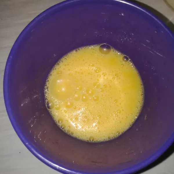 Kocok telur hingga sedikit putih dan rata.