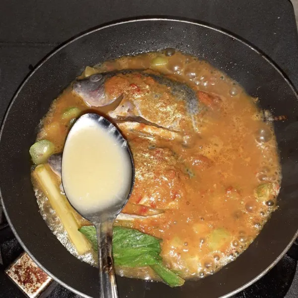 Tambahkan air lemon, aduk hingga rata. Jangan lupa balik ikan.