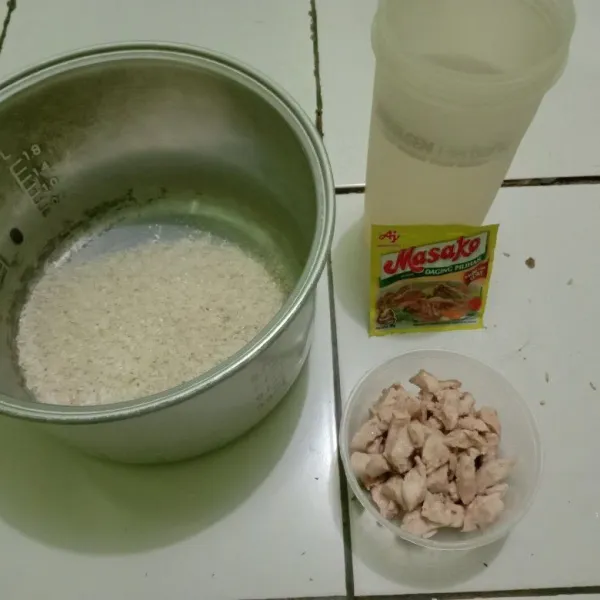 Siapkan beras lalu cuci bersih masukan air kaldu bubuk dan ayam.