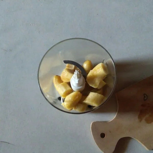 Potong-potong pisang lalu masukkan dalam blender.