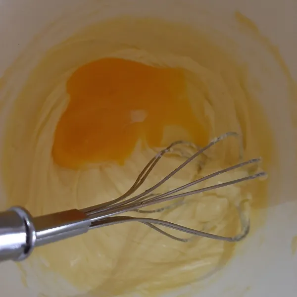 Masukkan kuning telur, kocok sebentar hingga rata.