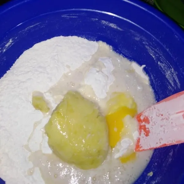 Campur tepung terigu, gula, susu bubuk, adonan biang, telur, dan kentang halus. Aduk hingga menggumpal.