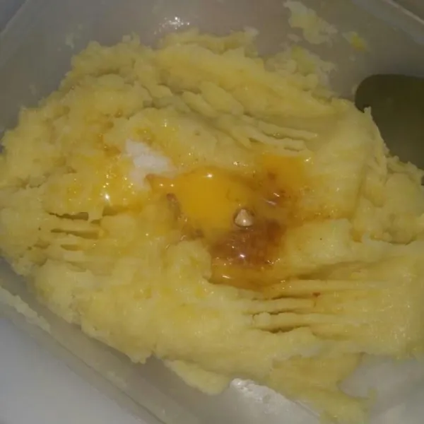 Masukkan sebagian telur, aduk rata.