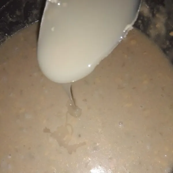 Masukkan 2 sdm susu kental cair lalu ratakan.