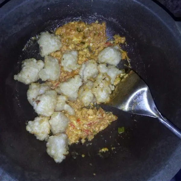 Matikan api lalu masukkan cireng, aduk rata lalu sajikan hangat-hangat.