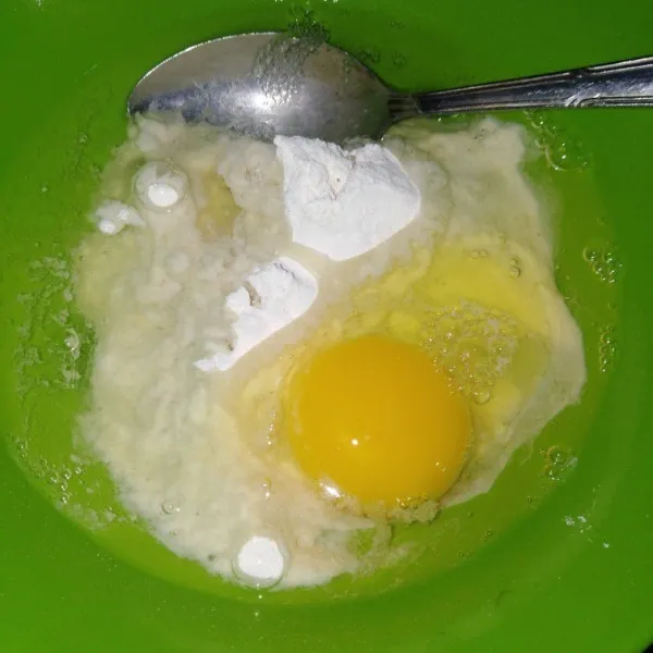 Kocok telur, kaldu bubuk, abon cabe, dan baking powder hingga rata.
