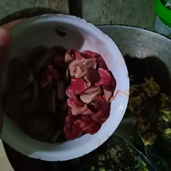 Tambahkan minyak, kemudian masukkan bakso dan ati ampela. Masak hingga matang.