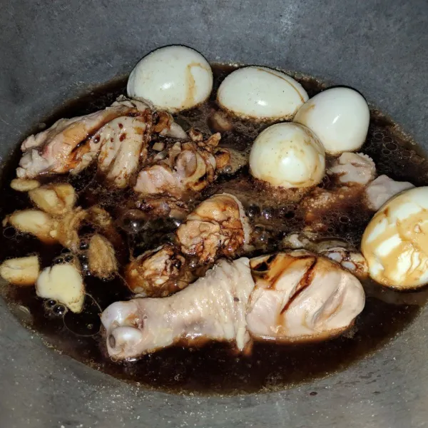 Masak ayam dengan bumbu-bumbu yang telah disiapkan beserta rebusan telur.