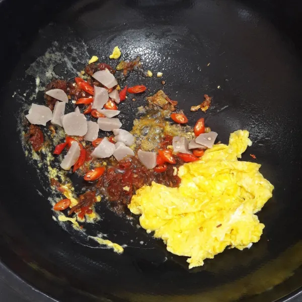 Masukkan bakso dan irisan cabe, masak bersama sambal roa hingga harum. Sambal roa adalah sambal yang terbuat dari ikan roa yang telah disuir.
