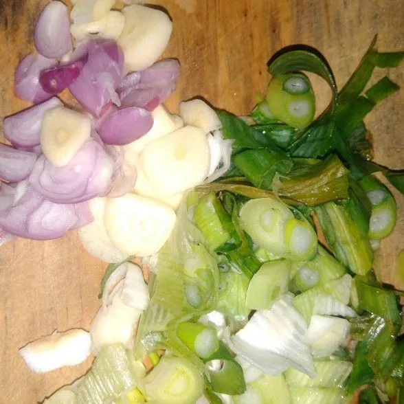 Siapkan bumbu cuci dan iris bumbu.
