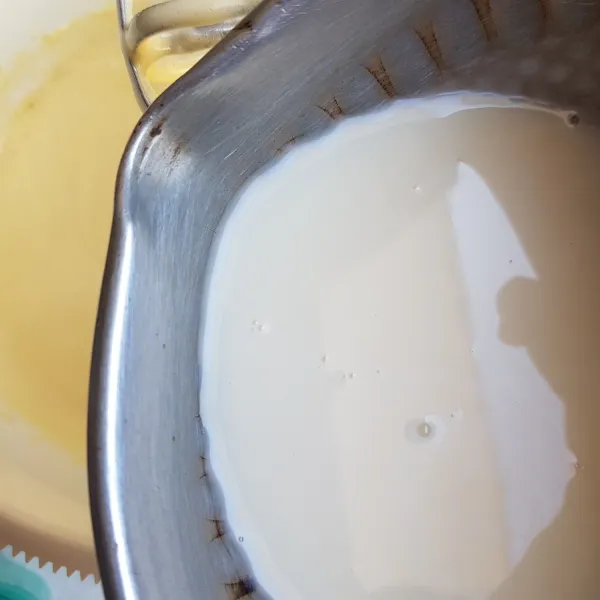 Mixer dengan kecepatan sedang hingga tercampur rata.