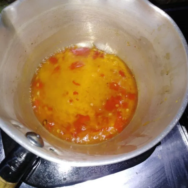 Masukkan bumbu halus, masak hingga mendidih lalu masukkan garam, dan perasan jeruk nipis. Aduk sebentar, lalu angkat dan dinginkan.