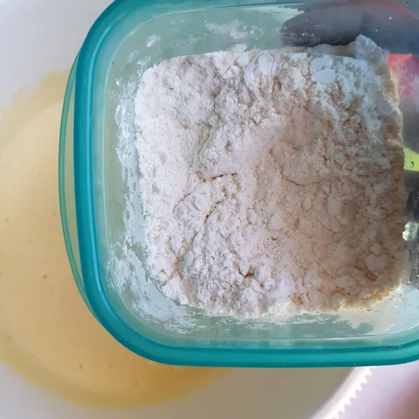 Setelah itu masukkan bahan C dan bahan A secara bergantian.