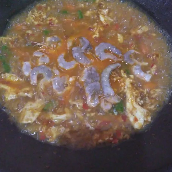 Masukkan udang. Aduk rata.