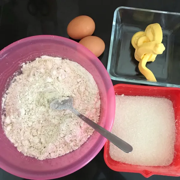 Campur almond powder, tepung terigu, dan baking powder, lalu ayak semua bahan tersebut.