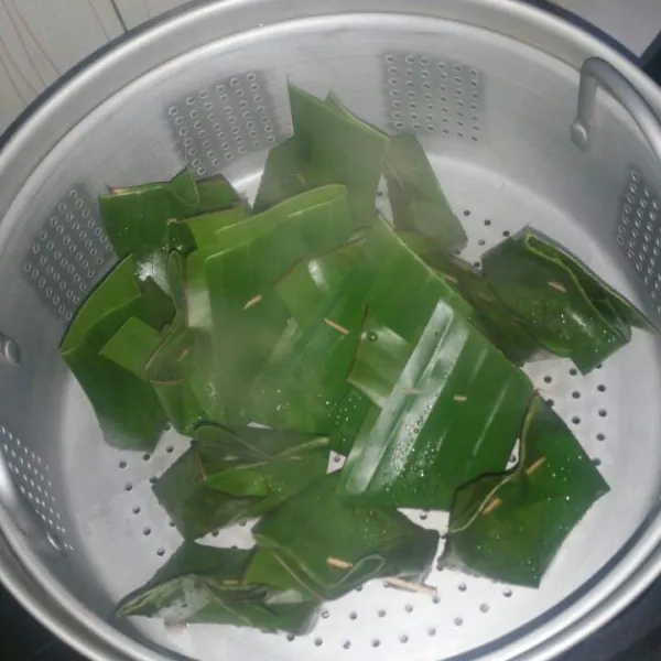 Panaskan kukusan, lalu kukus awug mutiara sampai matang kira-kira selama 25 menit menggunakan api sedang. Angkat dan sajikan awug mutiara selagi hangat.