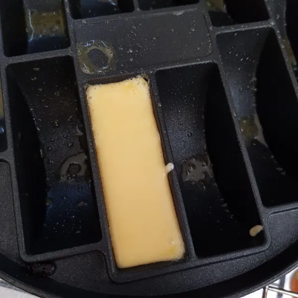 Panaskan cetakan kemudian oles margarin. Lalu tuang sedikit adonan pukis dan beri isian, kemudian tuang lagi adonan pukis hingga 3/4 bagian cetakan. Masak dengan api kecil hingga pukis matang.