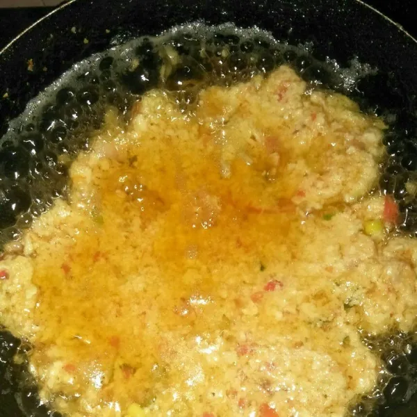 Panaskan minyak, goreng telur dengan api kecil agar matang sempurna. Setelah setengah matang, potong menjadi 4 bagian, lalu balik.